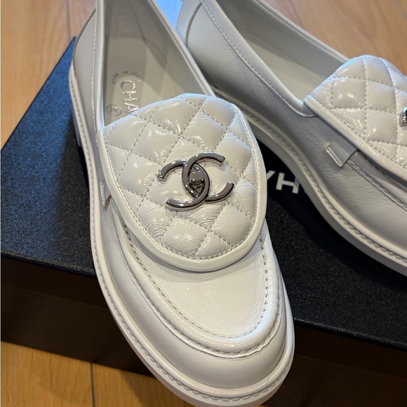 CHANEL NIB White CC Turnlock Loafers Quilted Shiny Lambskin 38.5 8.5 Blanc - Picture 3 of 12